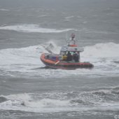 KNRM Katwijk oefent bij harde wind en hoge golven