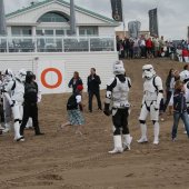 NRB en KNRM assisteren bij aankomst André Kuipers strand Noordwijk