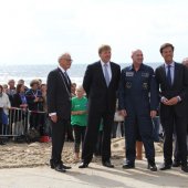 NRB en KNRM assisteren bij aankomst André Kuipers strand Noordwijk