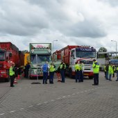 Grote vrachtwagen controle op parkeerplaats BP op de A44