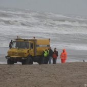 KNRM assistentie voor ambulance strand Noordwijk