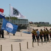 Blauwe vlag gehesen in Noordwijk door Prins Willem-Alexander