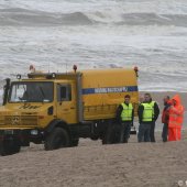 KNRM assistentie voor ambulance strand Noordwijk