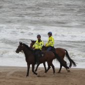 NRB en KNRM assisteren bij aankomst André Kuipers strand Noordwijk