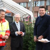 Kerstbomen verkoop gestart Jeroensplein voor goede doel