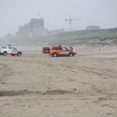 Kiter hard gevallen op strand Katwijk