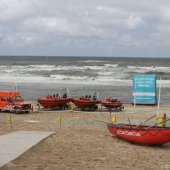 Interpolis deelt samen met de NRB 06-polsbandjes uit in Noordwijk