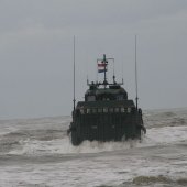 NRB en KNRM assisteren bij aankomst André Kuipers strand Noordwijk