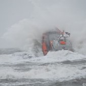 KNRM Katwijk oefent bij harde wind en hoge golven