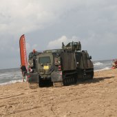 NRB en KNRM assisteren bij aankomst André Kuipers strand Noordwijk