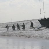 NRB en KNRM assisteren bij aankomst André Kuipers strand Noordwijk