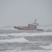KNRM Katwijk oefent bij harde wind en hoge golven