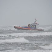 KNRM Katwijk oefent bij harde wind en hoge golven