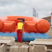 Interpolis deelt samen met de NRB 06-polsbandjes uit in Noordwijk