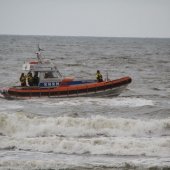 NRB en KNRM assisteren bij aankomst André Kuipers strand Noordwijk