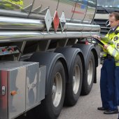 Grote vrachtwagen controle op parkeerplaats BP op de A44