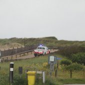 Kiter hard gevallen op strand Katwijk