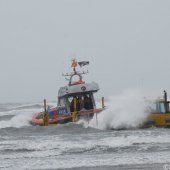 KNRM Katwijk oefent bij harde wind en hoge golven