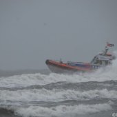 KNRM Katwijk oefent bij harde wind en hoge golven