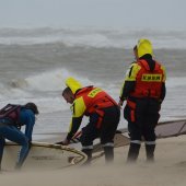 Kitesurfer in problemen Katwijk