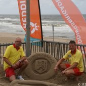 Interpolis deelt samen met de NRB 06-polsbandjes uit in Noordwijk