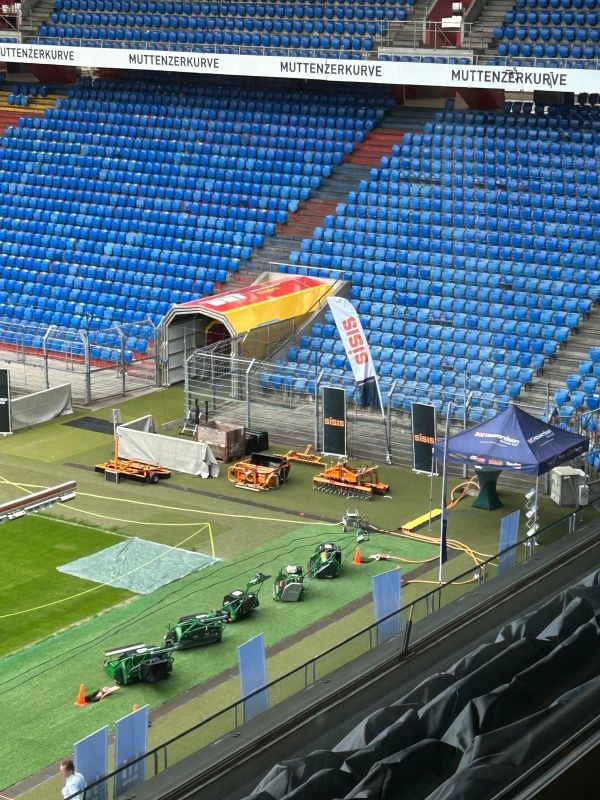 Dennis and SISIS engage with international grounds professionals at TurfTech 2025