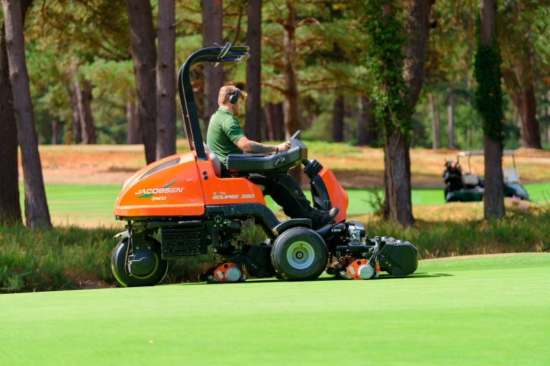 ELiTE equipment for an elite golf club