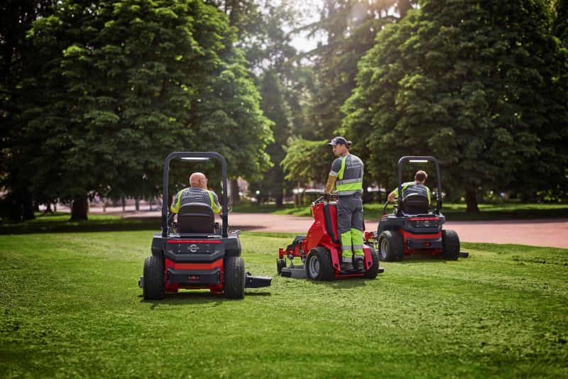 Advanced professional battery zero-turn mowers