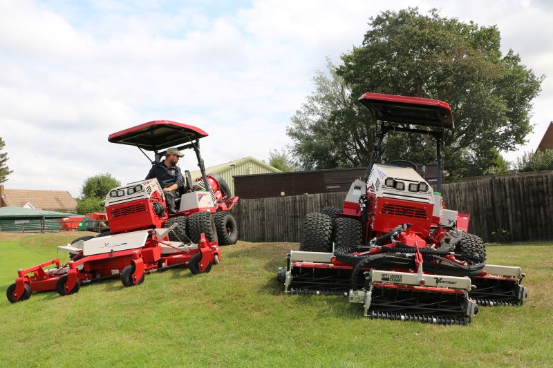 Multiple mowers &ndash; one traction unit
