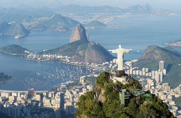 Rio de Janeiro mit Christusstatue auf dem Corcovado und Zuckerhut