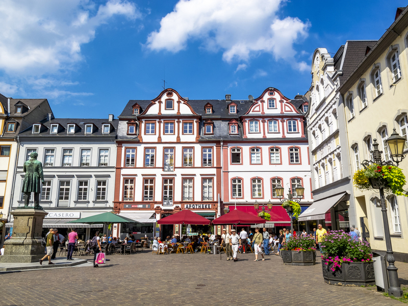 Jesuitenplatz mit Rathaus und Johannes-Müller-Denkmal