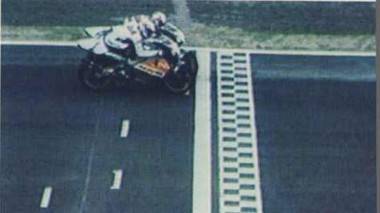 Álex Crivillé, el rey de la última vuelta 2 GP de la República Checa 1996. La foto finish dio como ganador a Crivillé por sólo dos milésimas en Brno.