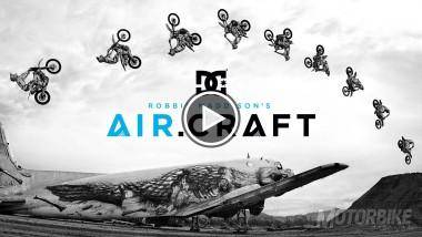 Vídeo Pipe Dream. Robbie Maddison "surfea" en el mar con una moto de cross 9 Robbie Maddison, Aircraft