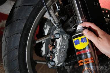 WD-40-Motorbike-Magazine-limpia-frenos-21