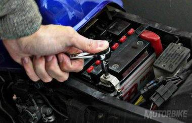 cambiar-bateria-moto