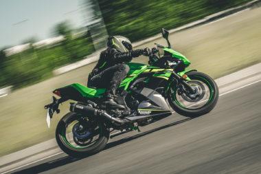 Kawasaki Ninja 125 vs Suzuki GSX R 125 1