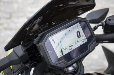 Kawasaki Z650 detalles instrumentacion pantalla LCD 2020