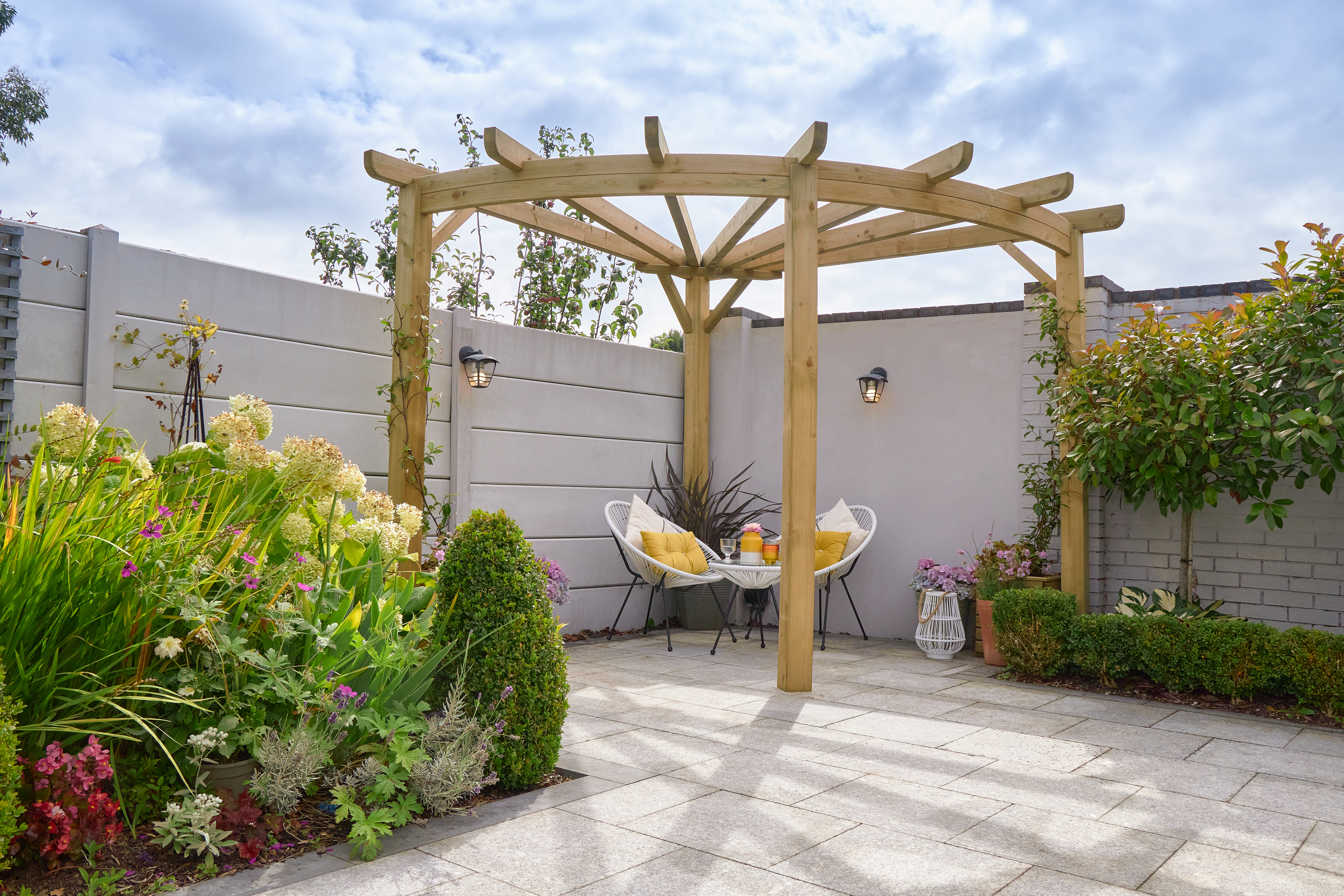 To ensure your wooden pergola lasts as it should, you should seal, stain or paint it with the appropriate products.