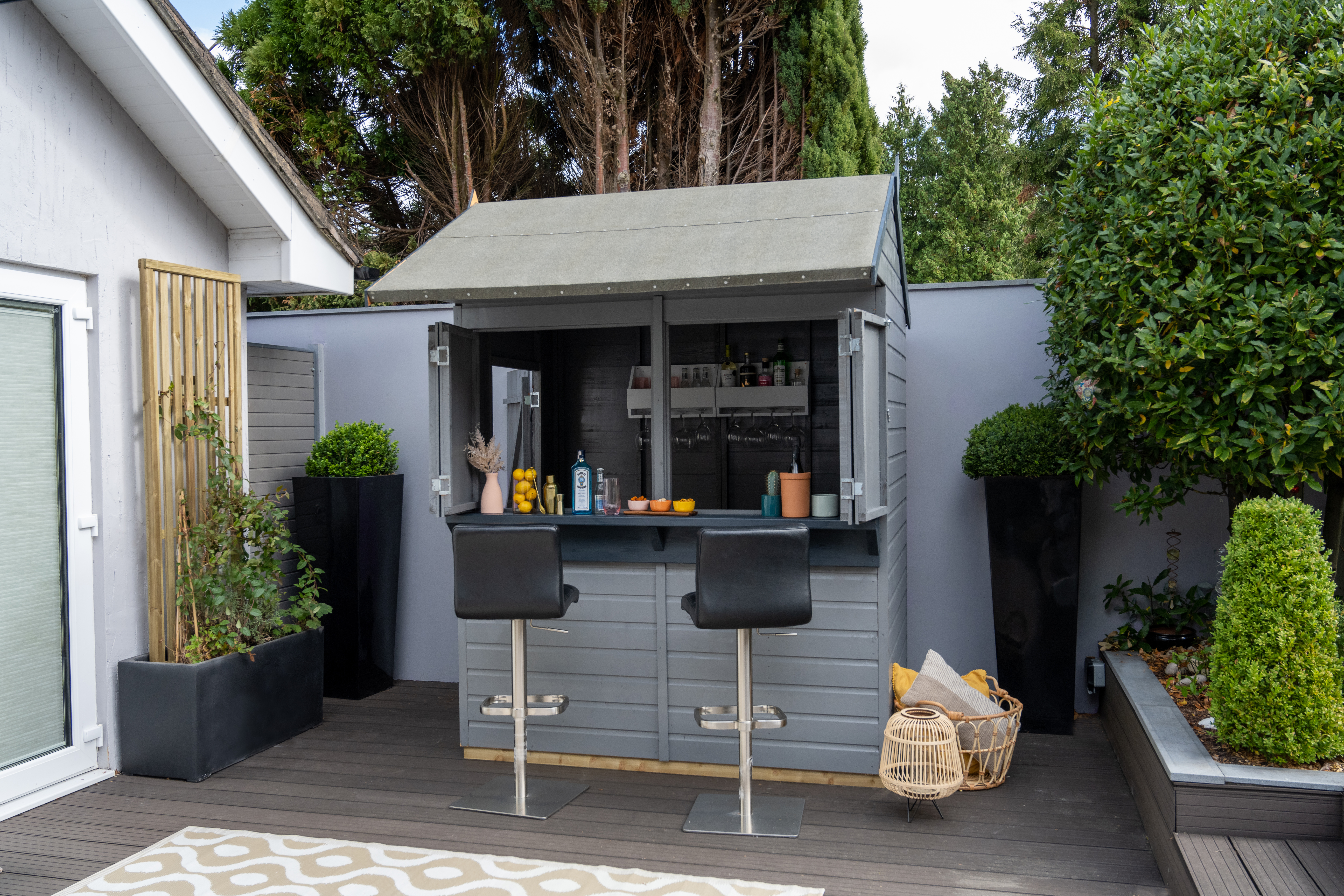 Breakfast bars are a great addition to small outdoor kitchens, and PSE Timber is a great choice of material. 