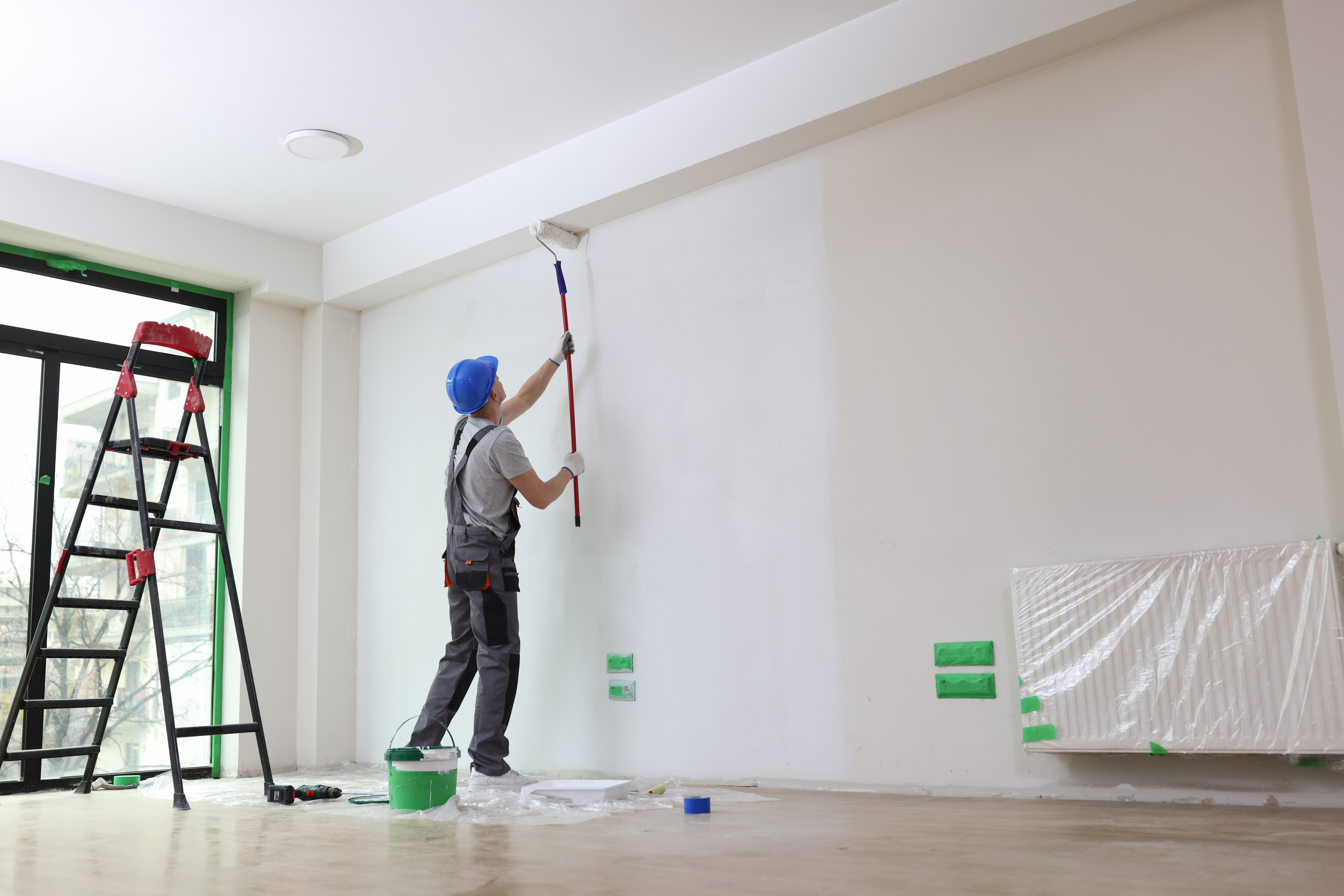 Once your walls are a light pink colour all over, they are fully dried out. Now you need to assemble all the decorating tools you will need to start painting a newly plastered wall.