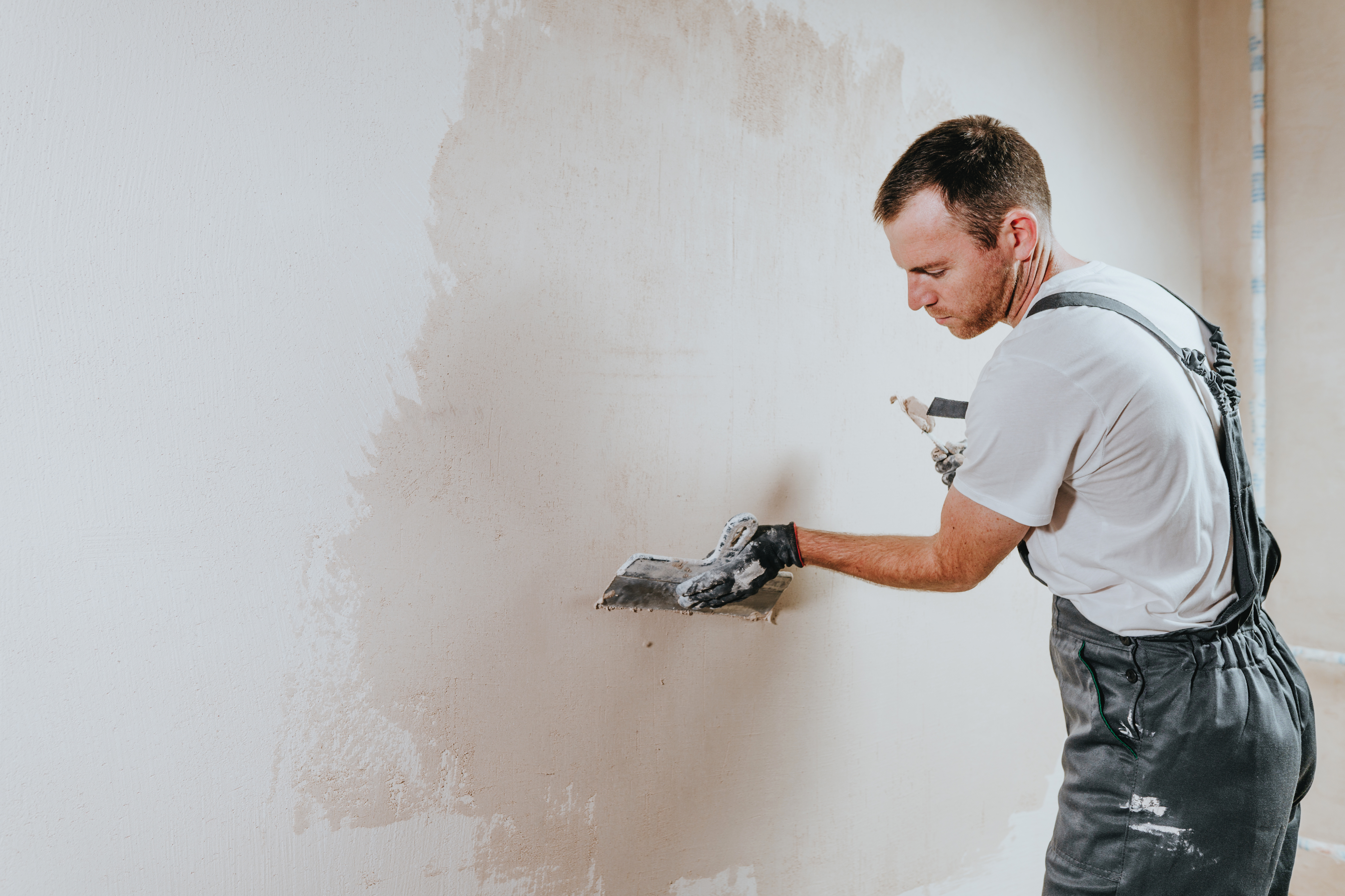 Any professional decorator will tell you that achieving the perfect finish when painting a plastered wall, or any wall, is all in the prep. 