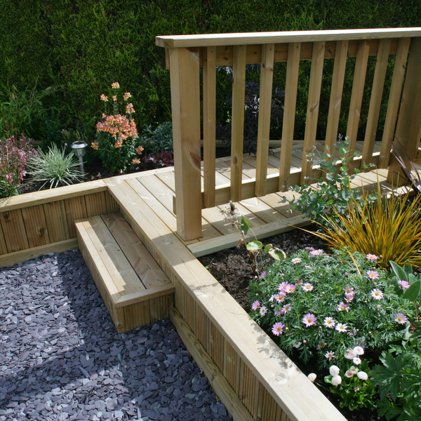 Integrating planters as part of sleepers is an efficient way of using plants and shrubs in your garden. Integrating planters as part of sleepers is an efficient way of using plants and shrubs in your garden.