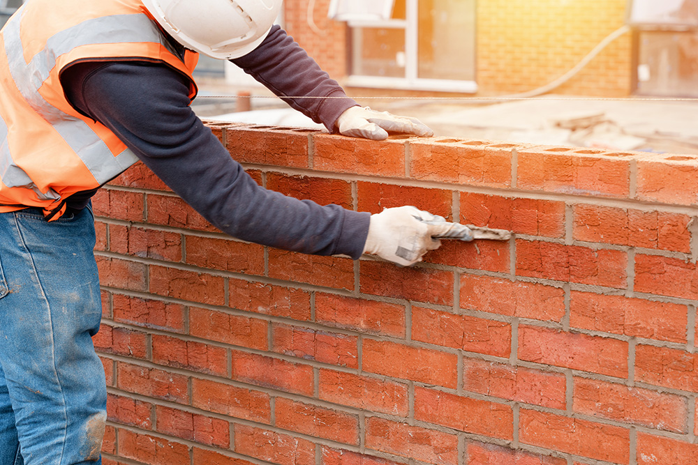 Both types of mortar have their own specific qualities, advantages and disadvantages, from sustainability to maintenance. 