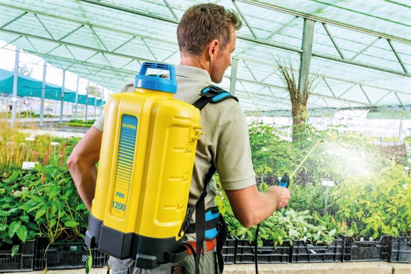 Gloria Rückensprüher und Akku-Sprühgeräte für große Gartenflächen
