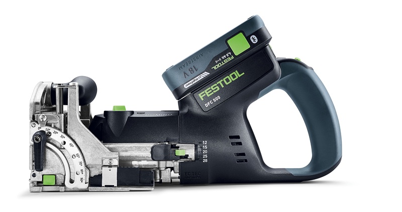 Seitliche Produktaufnahme der Akku-Dübelfräse Festool DFC 500, gut sichtbar mit eingesetztem 18-Volt-Akku, ergonomischem Handgriff und detaillierter Darstellung der Fräseinstellungen auf weißem Hintergrund.