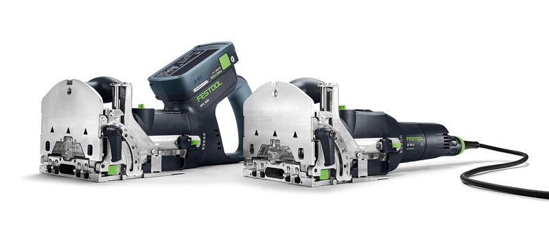 Produktvergleich der neuen Festool Dübelfräsen: Links die Akku-Variante DFC 500, rechts daneben die kabelgebundene Variante DF 500 R. Beide Geräte sind frontal dargestellt, wobei die Unterschiede zwischen Akku- und Netzbetrieb deutlich sichtbar sind.