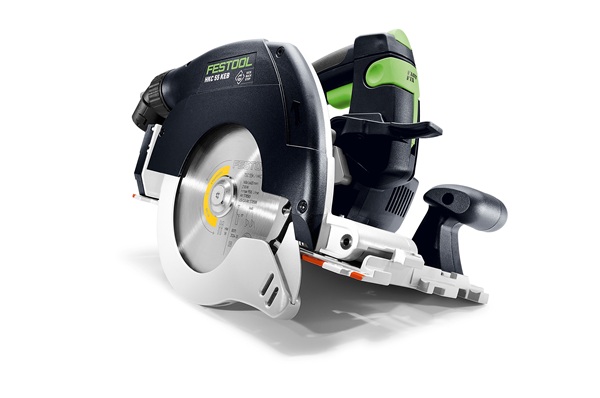 Produktfoto der Akku-Handkreissäge Festool HKC 55 K, seitlich von vorne aufgenommen, mit deutlich sichtbarem Sägeblatt, ergonomischem Griff und robuster Bauweise auf weißem Hintergrund.