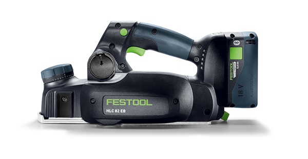 Produktaufnahme des Akku-Hobels Festool HLC 82 EB in Seitenansicht auf weißem Hintergrund, mit ergonomischem Griff und eingesetztem Akku deutlich sichtbar.