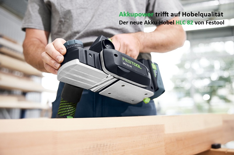 Ein Handwerker arbeitet mit dem Akku-Hobel Festool HLC 82 und hobelt ein Holzstück. Im Hintergrund ist eine helle Werkstatt zu sehen. Oben rechts steht der Text: 'Akkupower trifft auf Hobelqualität – Der neue Akku-Hobel HLC 82 von Festool