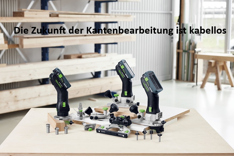 Produktbild der Akku-Kantenfräsen OFKC 500, MFKC 700 und MFKC 700 KA von Festool auf einer Werkbank, ergänzt durch diverses Zubehör. Im Hintergrund befindet sich eine helle, professionell ausgestattete Werkstatt. Auf dem Bild steht der Slogan: ‚Die Zukunft der Kantenbearbeitung ist kabellos‘.